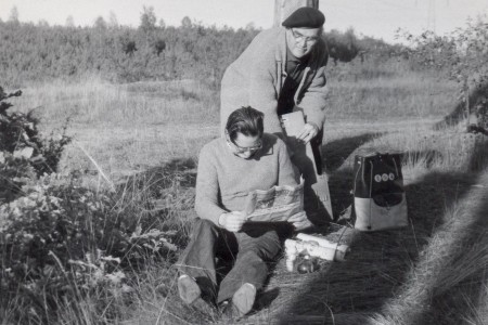 Jerzy Wojtowicz czyta toruńskie „Nowości”, za nim Jerzy Serczyk; Toruń, Barbarka 4.10.1973 (Fotokronika IHiA) 